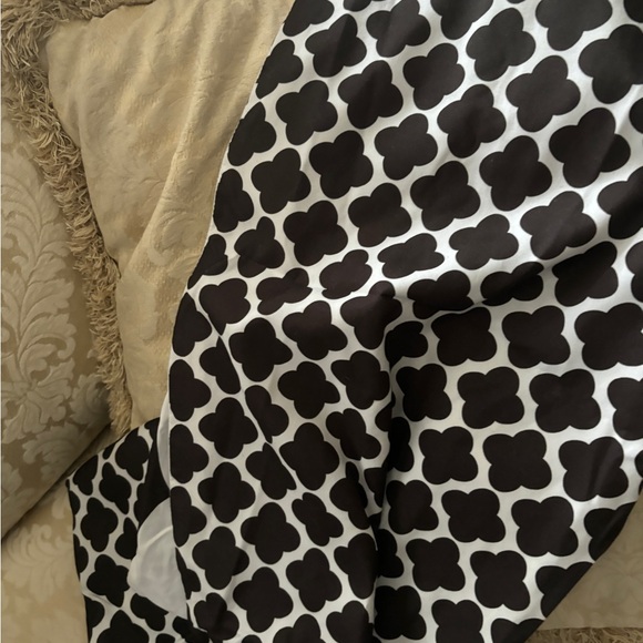 Reversible duvet fits double includes bed skirt and shams in mint condition - Picture 3 of 4